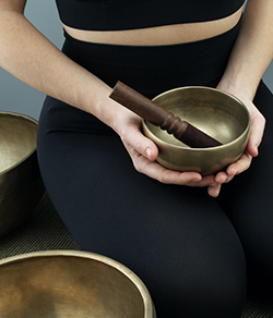 sound therapist and singing bowls